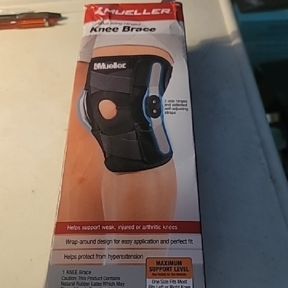 Mueller Black Self Adjusting Hinged Knee Brace